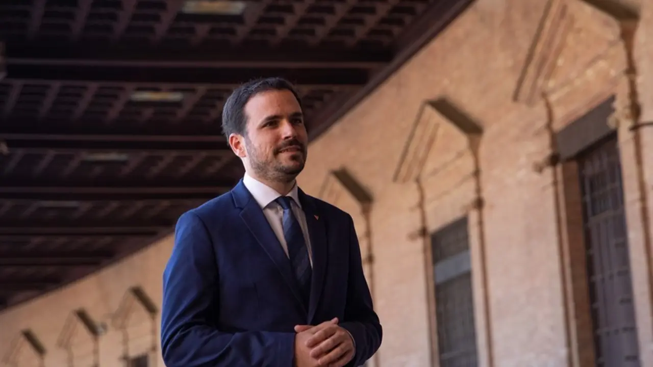 El ministro de Consumo, Alberto Garz&oacute;n, atiende a los medios despu&eacute;s de el  encuentro con la Federaci&oacute;n Andaluza de Jugadores de Azar Rehabilitados (Fajer) a 10 de junio del 2021 en Sevilla, Andaluc&iacute;a, Espa&ntilde;a