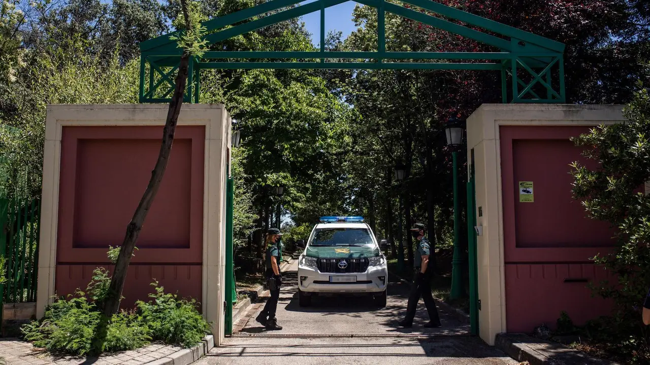 Un veh&iacute;culo y varios agentes de la Guardia Civil vigilan en las inmediaciones del domicilio del productor de televisi&oacute;n Jos&eacute; Luis Moreno el d&iacute;a de su detenci&oacute;n, a 29 de junio de 2021, en Boadilla del Monte, Madrid (Espa&ntilde;a). 