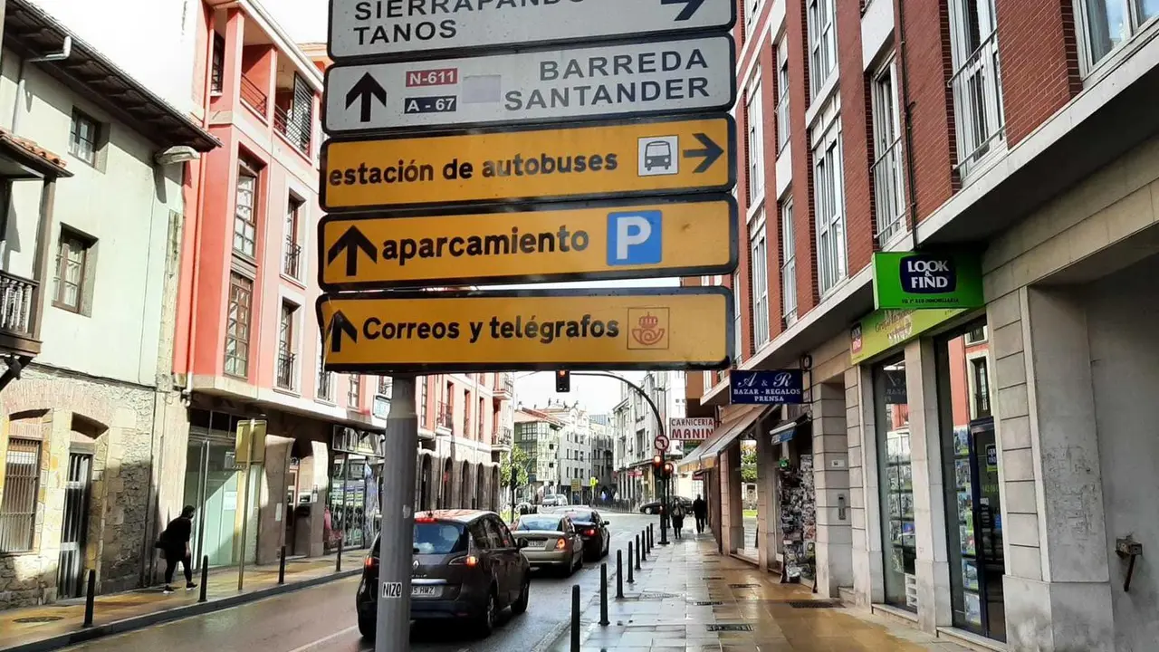 Vista de un cartel situado en Joaqu&iacute;n Cay&oacute;n, Torrelavega. / S. D&iacute;az