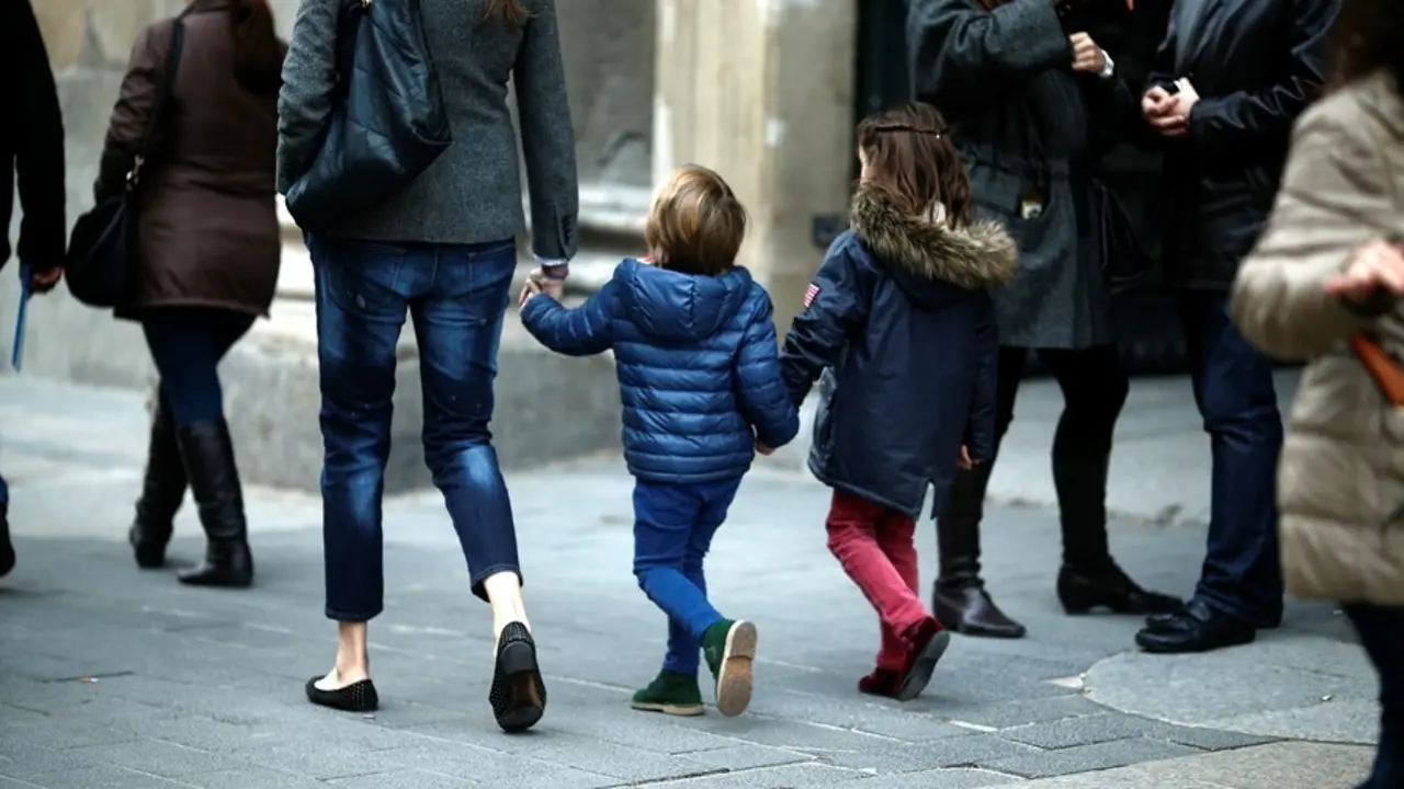 Archivo - Una madre pasea con sus hijos.