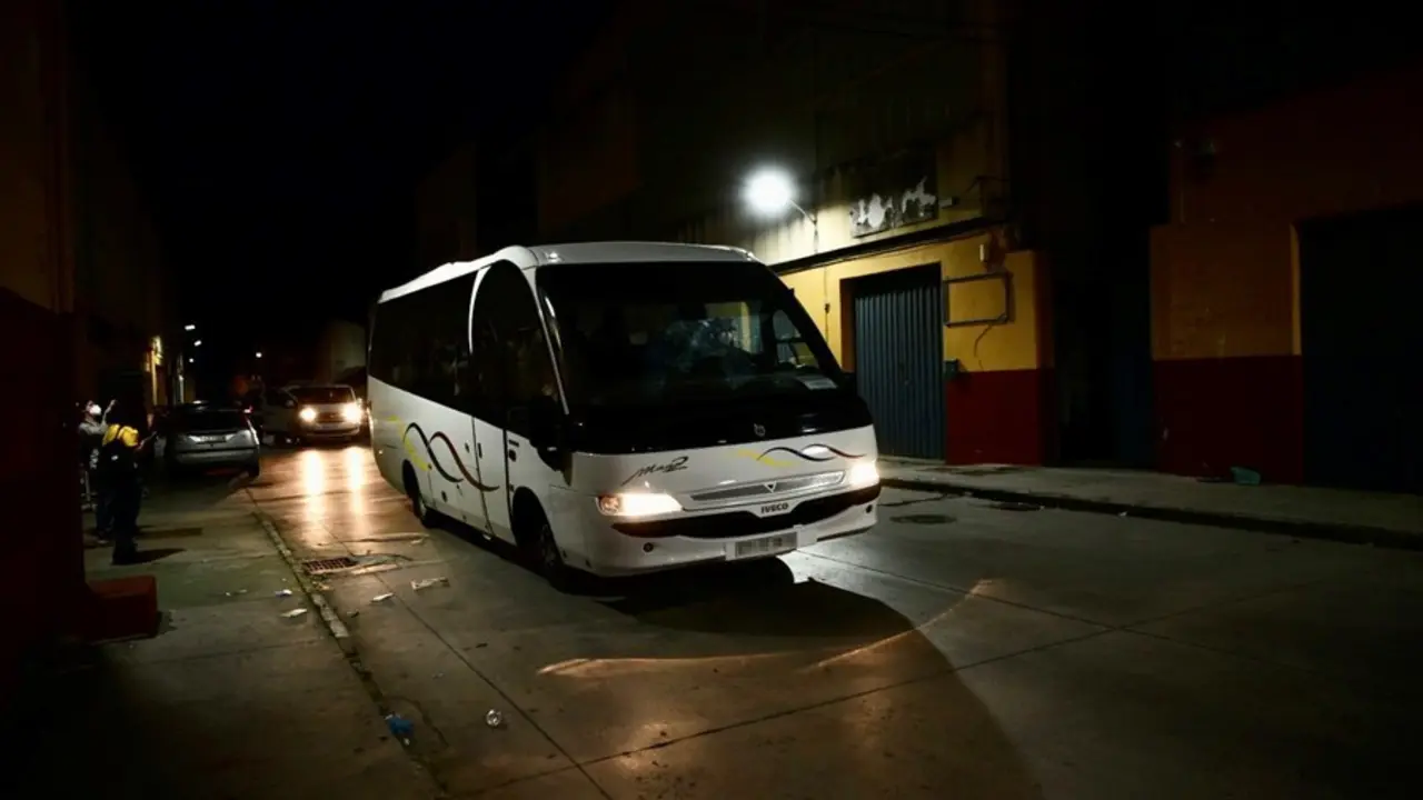 Archivo - Imagen de archivo del pasado mes de mayo cuando minibuses trasladaron a varios menores al albergue provisional de Piniers, en Ceuta (Espa&ntilde;a)
