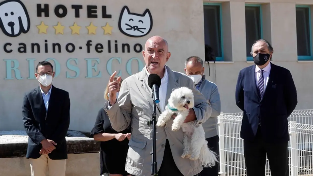 Carnero presenta la campa&ntilde;a 'M&aacute;s que mascotas' en el hotel canino-felino de Palazuelo de Vedija