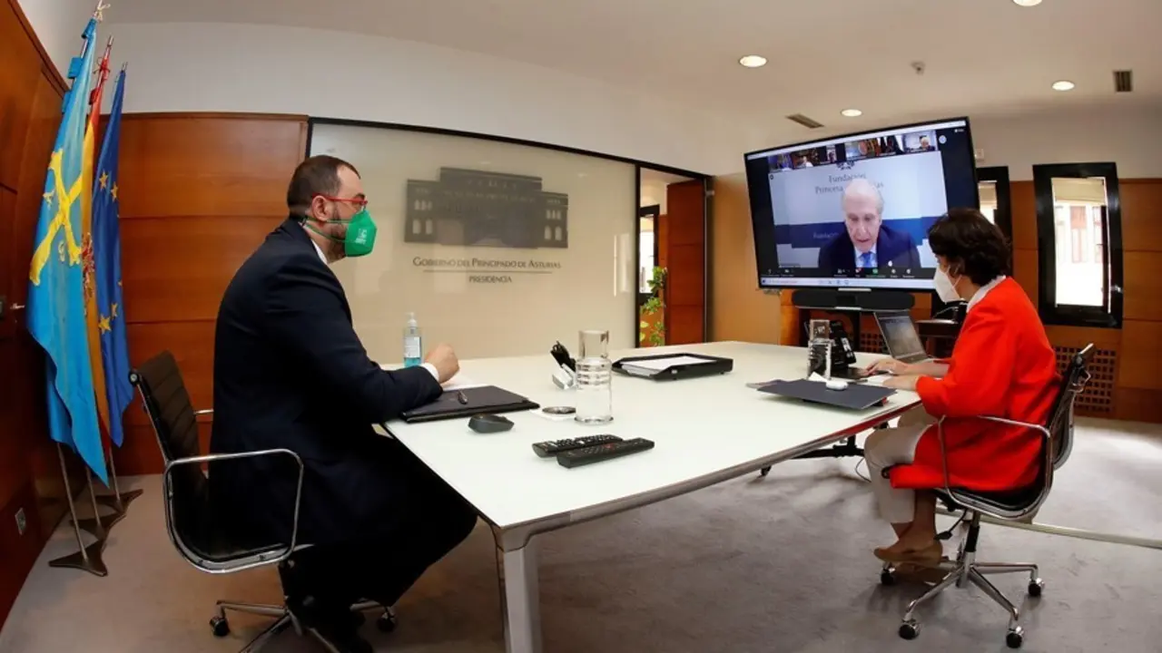 La directora de la Fundaci&oacute;n Princesa de Asturias, Teresa Sanjurjo, y el presidente del Principado, Adri&aacute;n Barb&oacute;n , durante la reuni&oacute;n telem&aacute;tica del jurado del Premio Princesa de Asturias de la Concordia 2021.