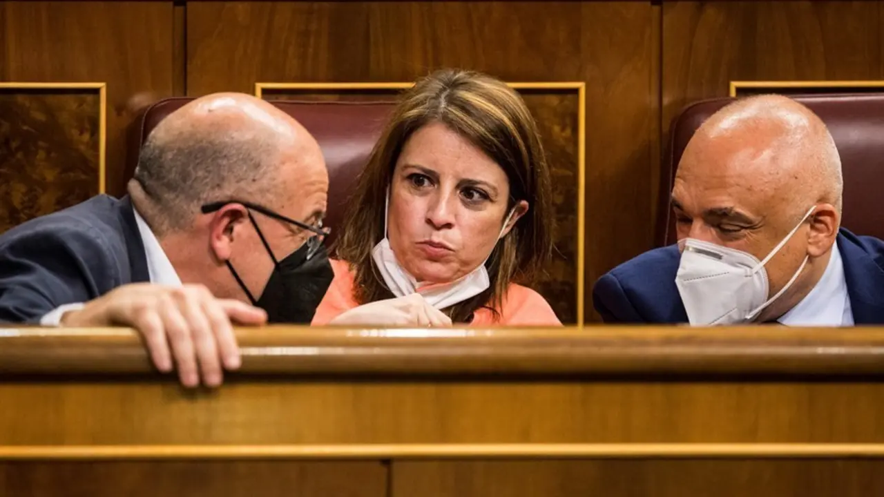 La portavoz del PSOE en el Congreso Adriana Lastra (c) durante una sesi&oacute;n plenaria en el Congreso de los Diputados, a 8 de junio de 2021, en Madrid, (Espa&ntilde;a). El Pleno de hoy, que tiene lugar en medio de las cr&iacute;ticas al Gobierno para llevar a cabo los ind