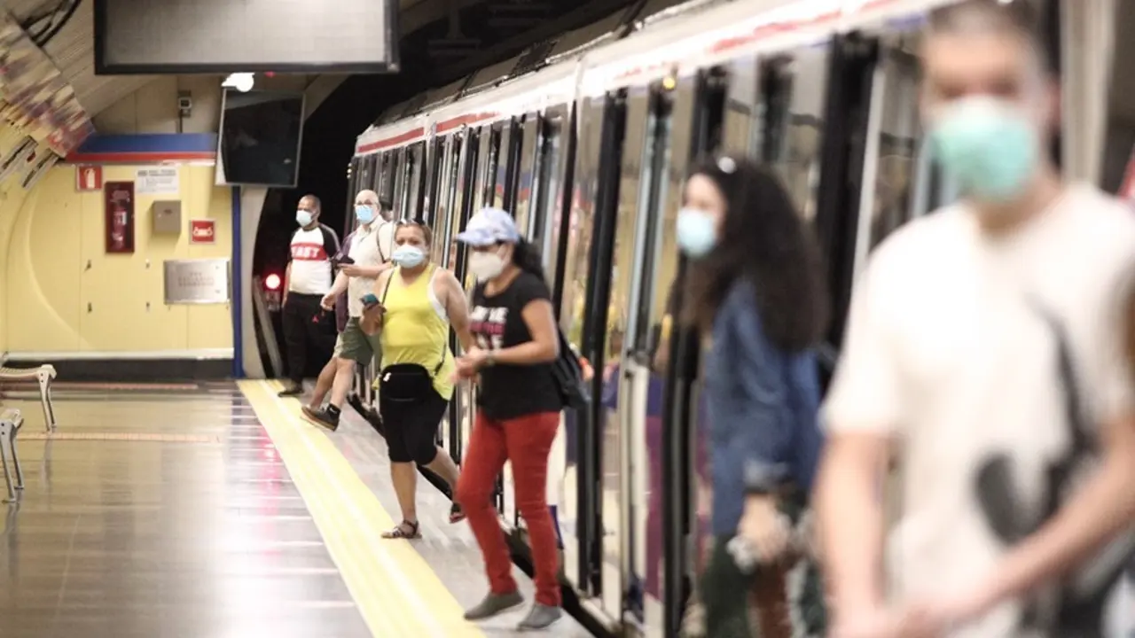 Archivo - Pasajeros con mascarilla en el metro.
