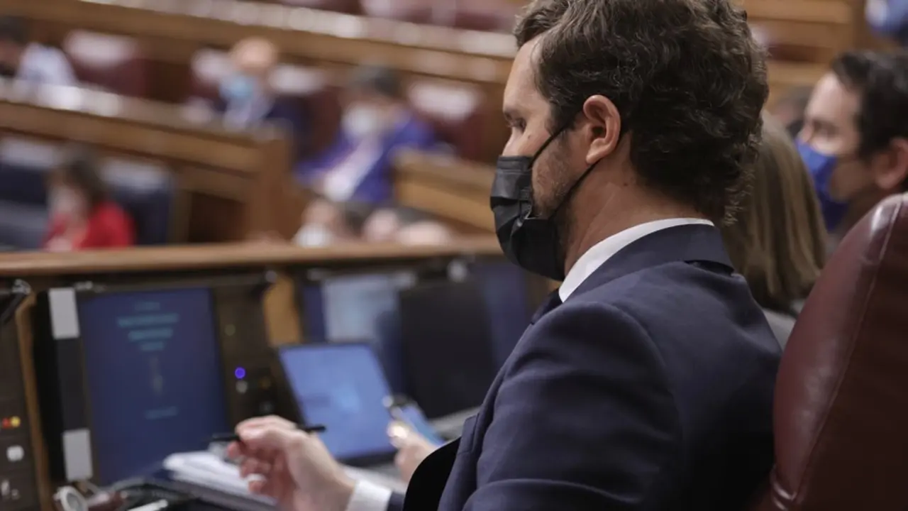 El l&iacute;der del PP, Pablo Casado, asiste al Pleno del Congreso de los Diputados que debate sobre los indultos y el Consejo Europeo celebrado los d&iacute;as 24 y 24 de junio en Bruselas. En Madrid, a 30 de junio de 2021.