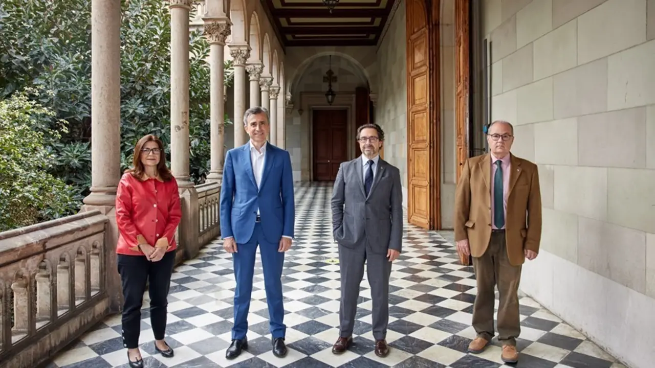 Archivo - Susana Puig (directora de la C&aacute;tedra UB-ISDIN LIVE YOUNG), Juan Naya (ceo de ISDIN), Joan Gu&agrave;rdia (rector de la UB) y Antoni Trilla (decano de la Facultat de Medicina de la UB)