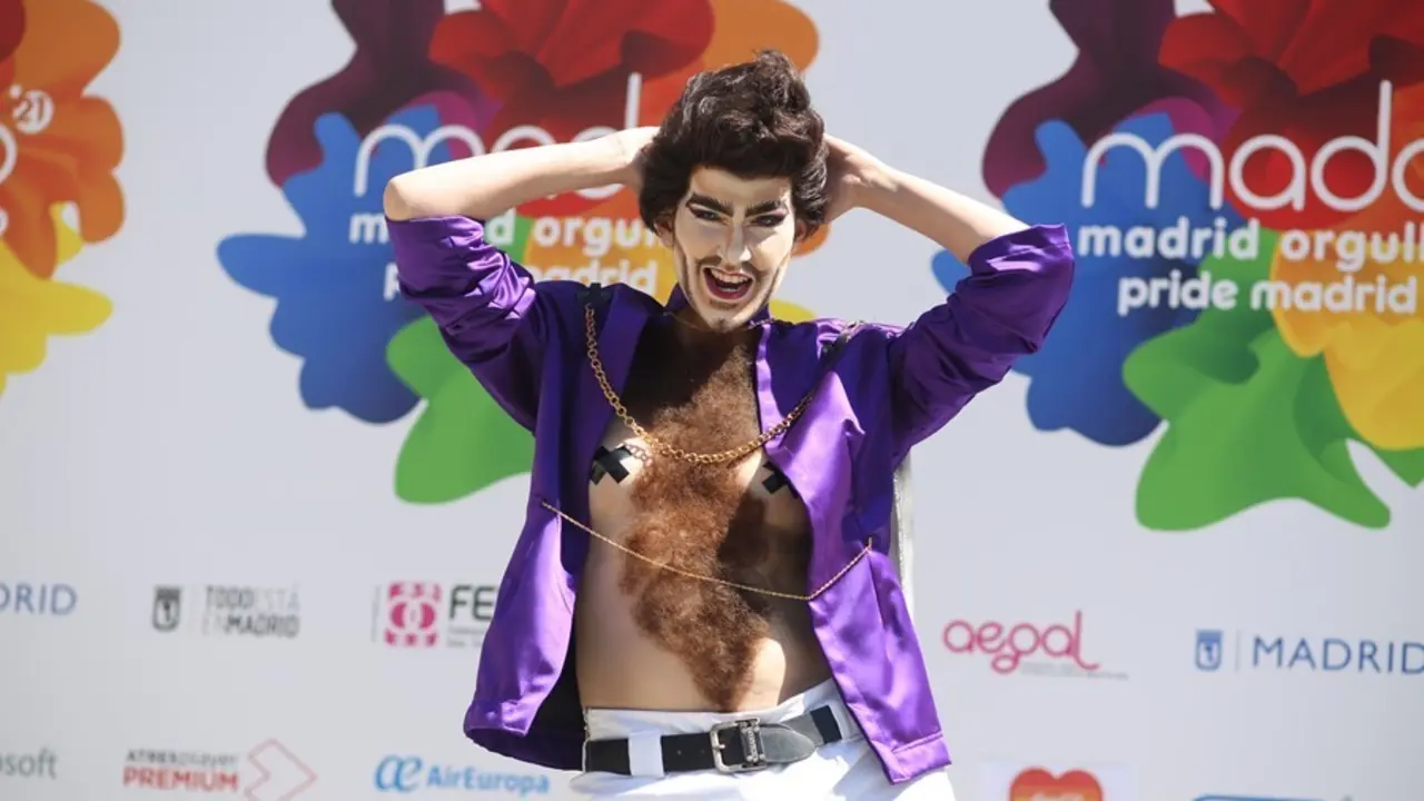El drag king Marcus Massalami posa durante el preg&oacute;n coral del MADO Madrid Orgullo 2021, a 30 de junio de 2021, en Madrid.
