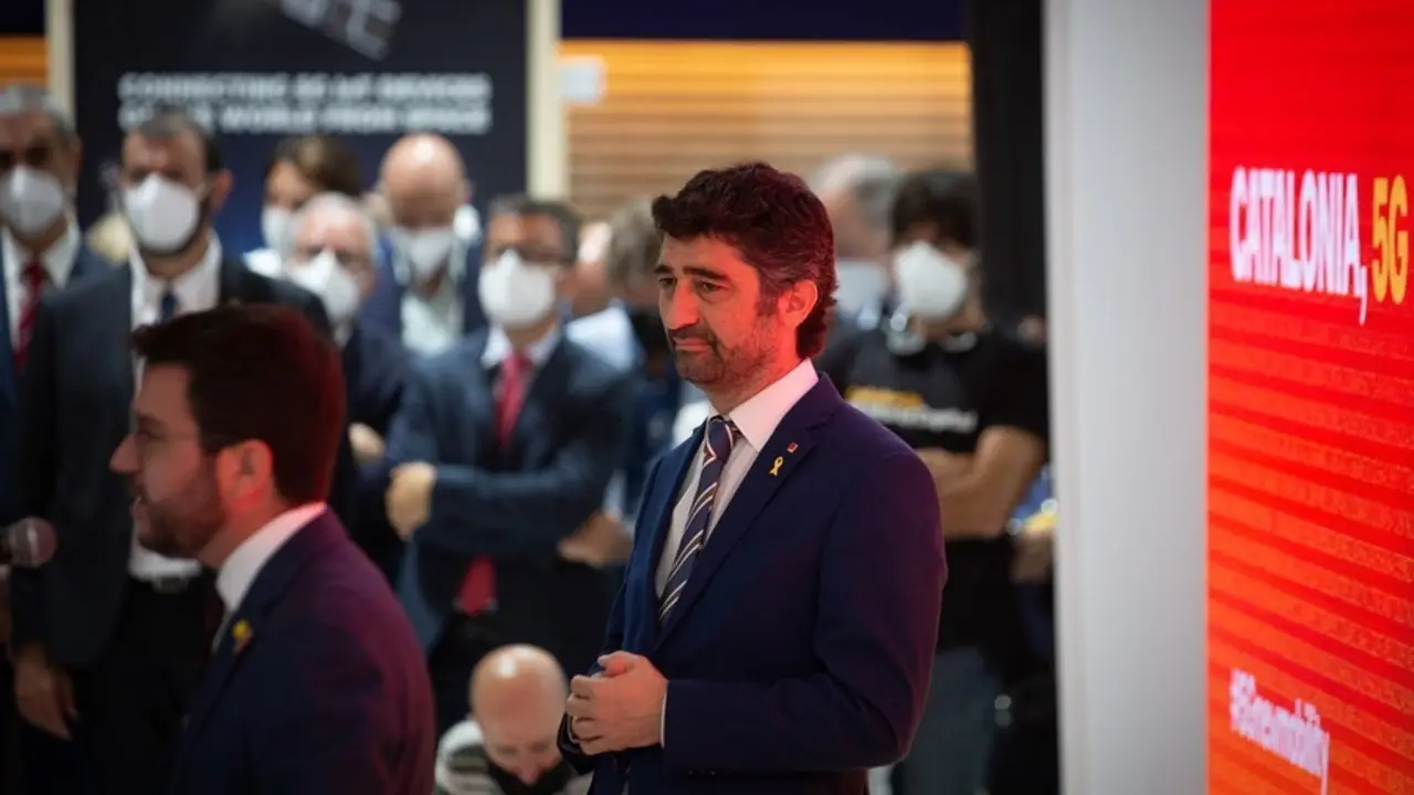 El vicepresident del Govern de la Generalitat de Catalu&ntilde;a, Jordi Puigner&oacute; (d), durante su visita al stand de Catalu&ntilde;a en la primera jornada de la XIV edici&oacute;n del Mobile World Congress (MWC 2021) en el recinto Gran Via de Fira de Barcelona, en L'Hospitalet