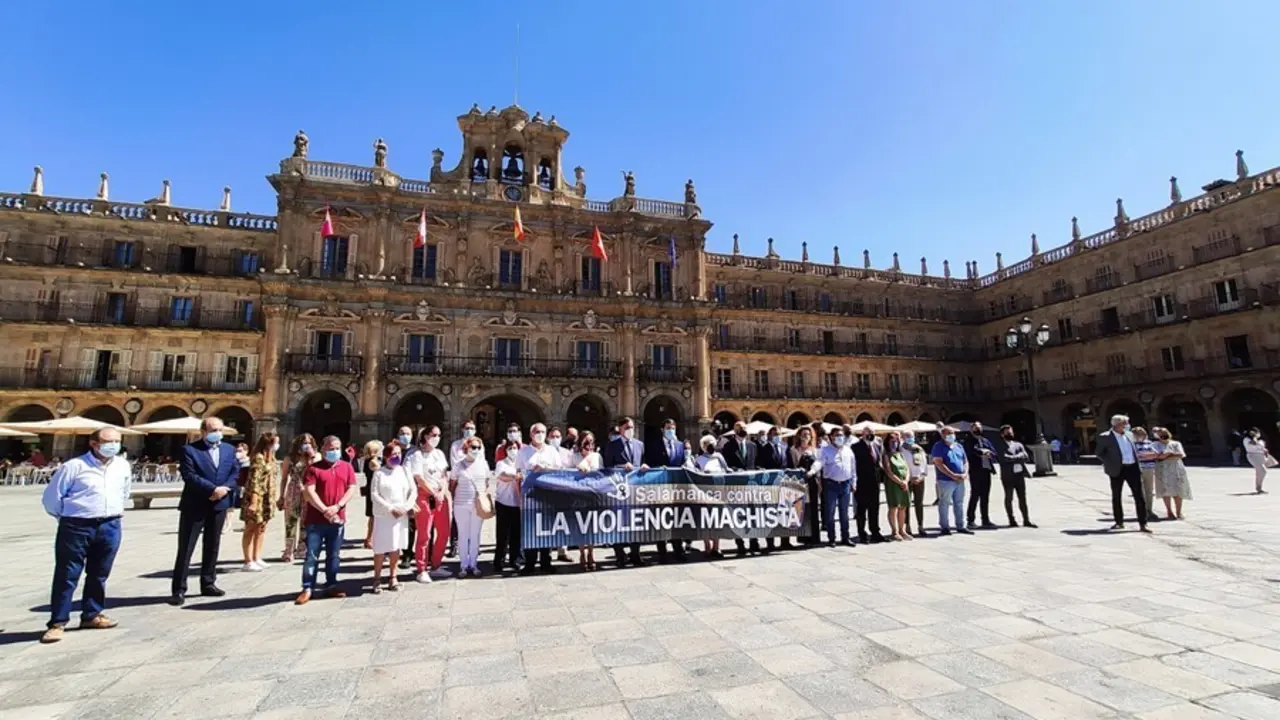 Concentraci&oacute;n y minuto de silencio en la Plaza Mayor de Salamanca para condenar el &uacute;ltimo crimen machista, ocurrido en la provincia.