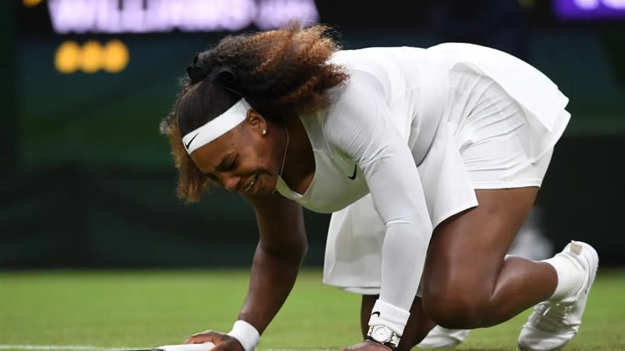 Serena Williams of the USA reacts after an injury during her first round match against Aliaksandra Sasnovich of Belarus at the Wimbledon Championships tennis tournament in Wimbledon, Britain, 29 June 2021. (Tenis, Bielorrusia, Reino Unido, Estados Unidos) EFE/EPA/FACUNDO ARRIZABALAGA EDITORIAL USE ONLY