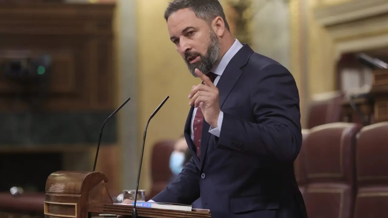 El l&iacute;der de Vox, Santiago Abascal, interviene en una sesi&oacute;n de control al Gobierno en el Congreso de los Diputados