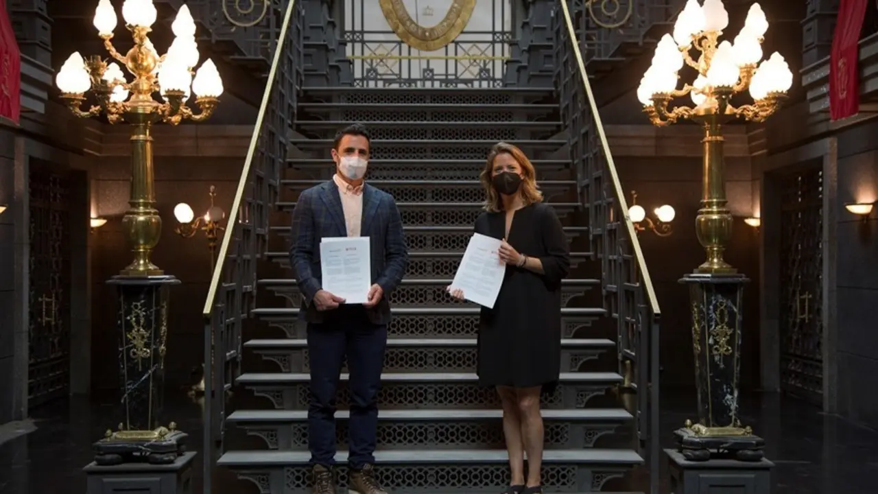 Diego &Aacute;valos y Mar&iacute;a Casado en el decorado de La Casa de Papel en el centro de producci&oacute;n de Nexflix.