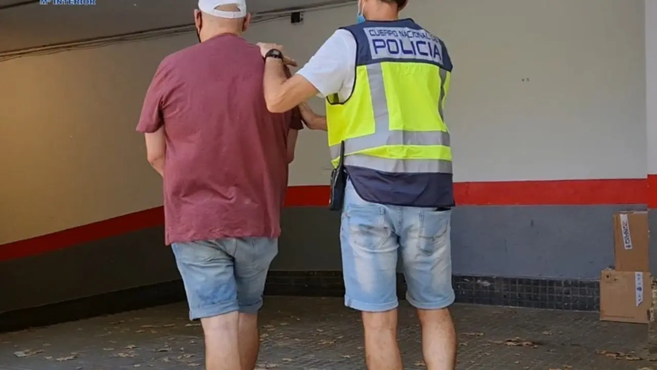 El detenido, junto a un agente de la Polic&iacute;a Nacional.