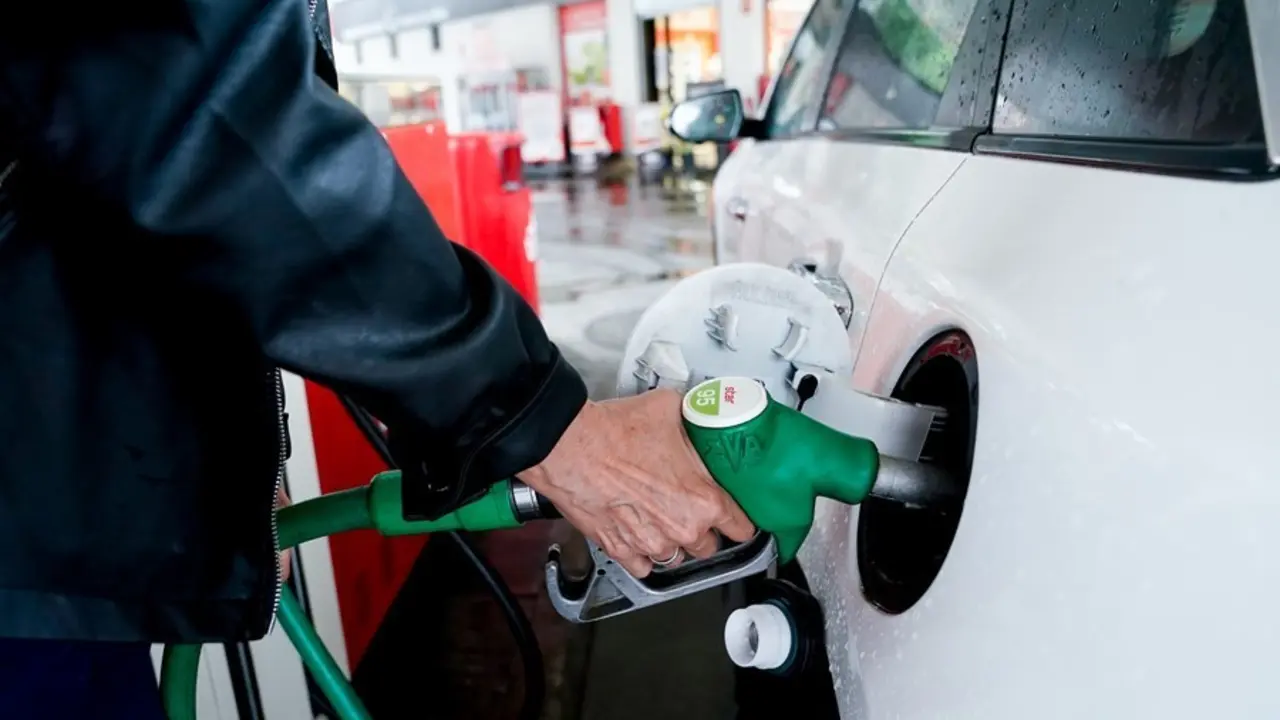 Un estudio de OCU se&ntilde;ala que es posible ahorrar 250 euros al a&ntilde;o eligiendo las gasolineras m&aacute;s baratas