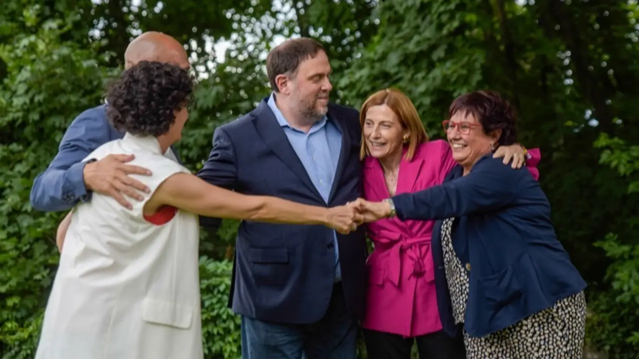 El l&iacute;der de ERC, Oriol Junqueras, la expresidenta del Parlament Carme Forcadell y los exconsellers Ra&uuml;l Romeva y Dolors Bassa se reencuentran con la secretaria general del partido, Marta Rovira, en Gineza (Suiza)
