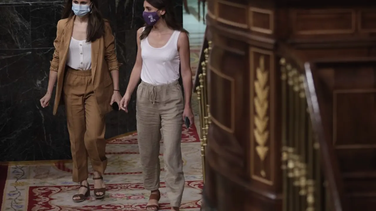 La ministra de Derechos Sociales y secretaria general de Unidas Podemos, Ione Belara (i), y la ministra de Igualdad, Irene Montero (d), a su llegada a una sesi&oacute;n de control al Gobierno en el Congreso, a 30 de junio de 2021, en Madrid, (Espa&ntilde;a).