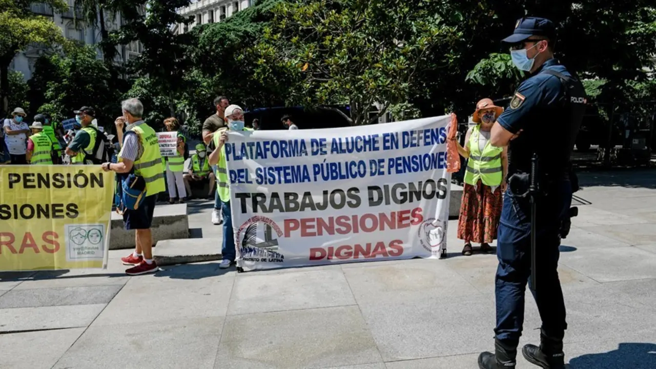 Un agente de Polic&iacute;a Nacional vigila durante una concentraci&oacute;n de protesta frente al Congreso de los Diputados, a 9 de junio de 2021, en Madrid, (Espa&ntilde;a). 