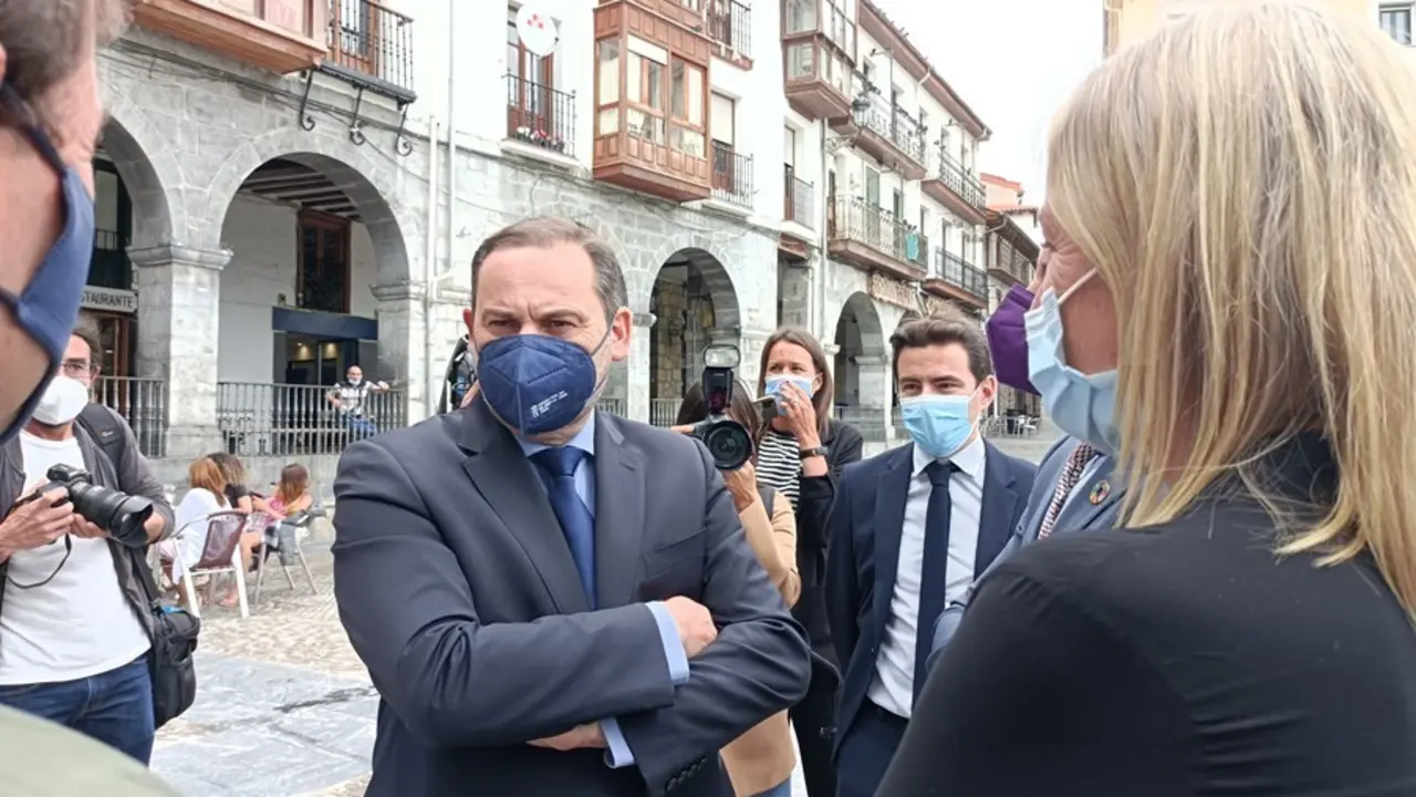 El ministros de Transportes, Jos&eacute; Luis &Aacute;balos, en Castro Urdiales