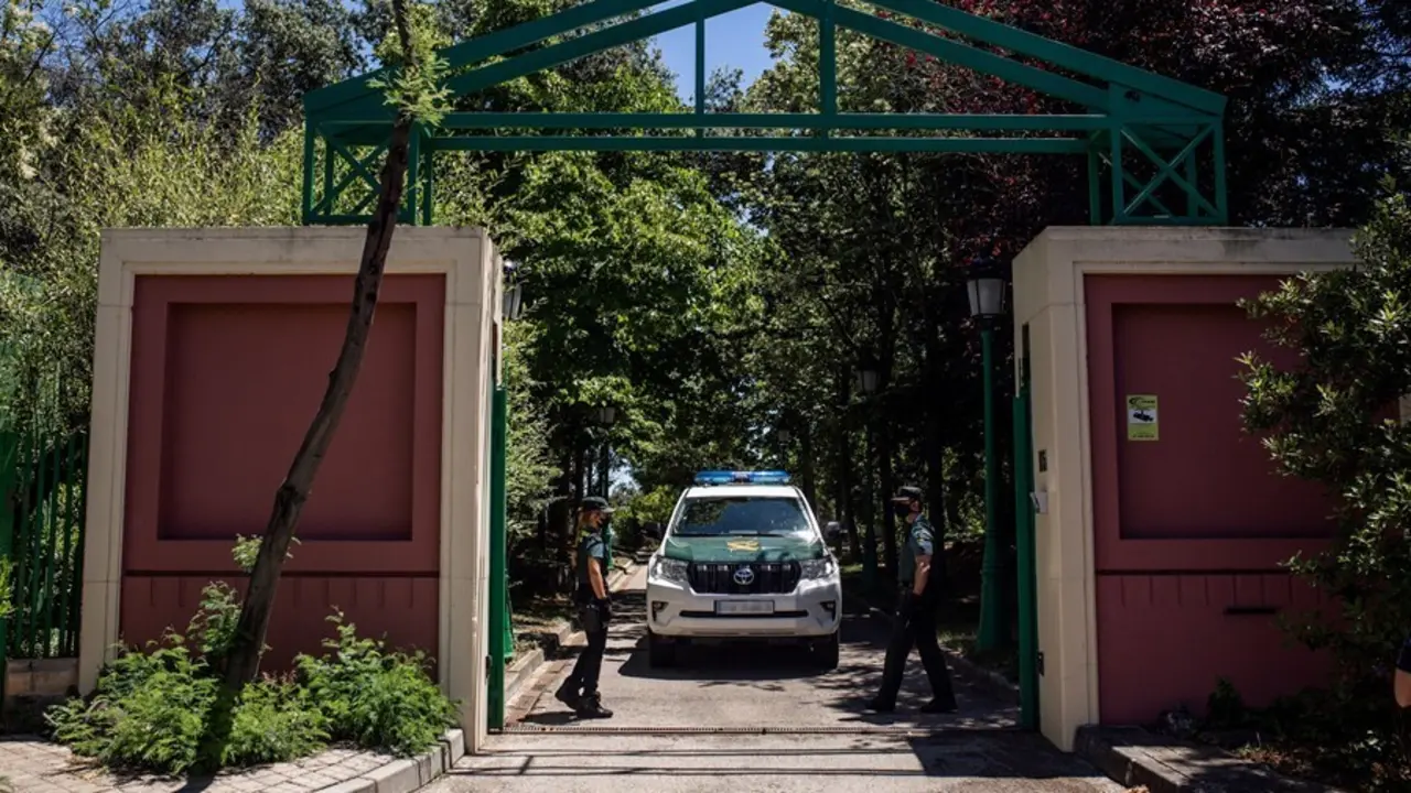 Un veh&iacute;culo y varios agentes de la Guardia Civil vigilan en las inmediaciones del domicilio del productor de televisi&oacute;n Jos&eacute; Luis Moreno el d&iacute;a de su detenci&oacute;n, a 29 de junio de 2021, en Boadilla del Monte, Madrid (Espa&ntilde;a). 