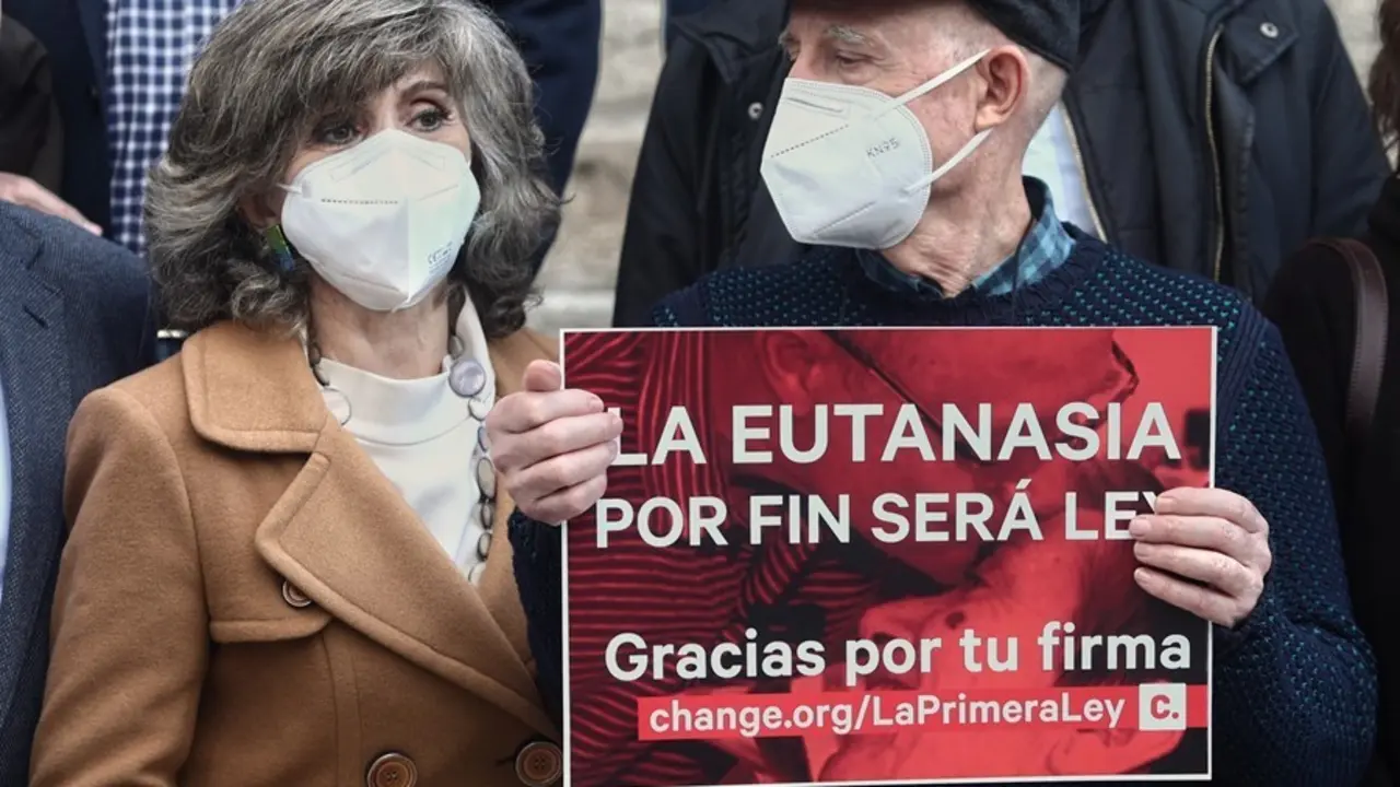 Archivo - La exministra de Sanidad y actual secretaria de Sanidad de la Comisi&oacute;n Ejecutiva Federal del PSOE, Mar&iacute;a Luisa Carcedo, junto a &Aacute;ngel Hern&aacute;ndez.