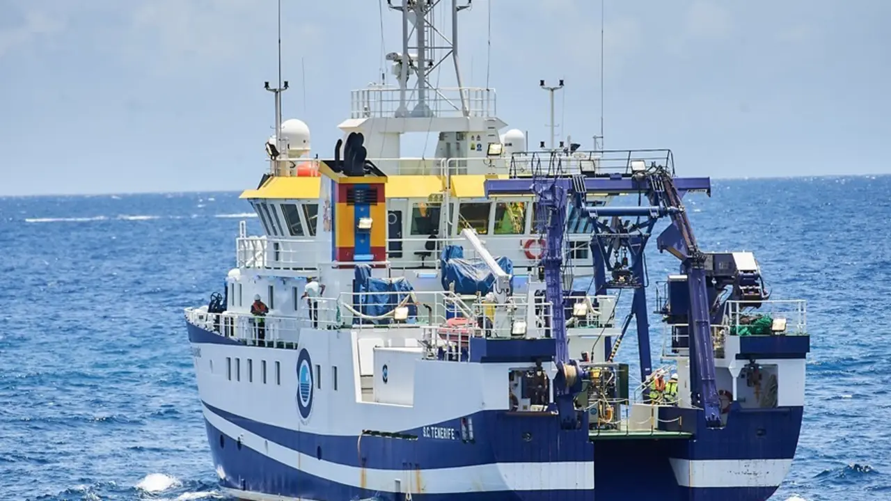 Buque oceanogr&aacute;fico '&Aacute;ngeles Alvari&ntilde;o' que ha estado buscando en el litoral de Tenerife los cuerpos de Tom&aacute;s Gimeno y sus hijas, Anna y Olivia