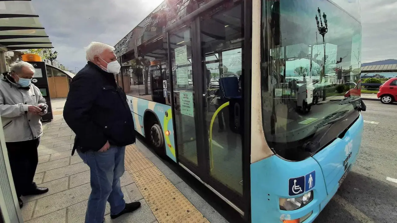 Varios ciudadanos de Santander se disponen a subir al autob&uacute;s municipal. / S. D&iacute;az