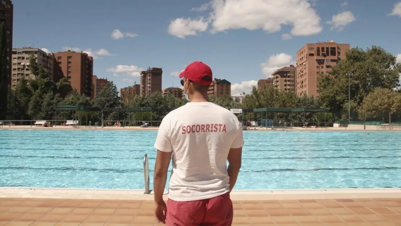 Archivo - Un socorrista vigila la piscina del Polideportivo Vicente del Bosque en Madrid , en Madrid (Espa&ntilde;a)