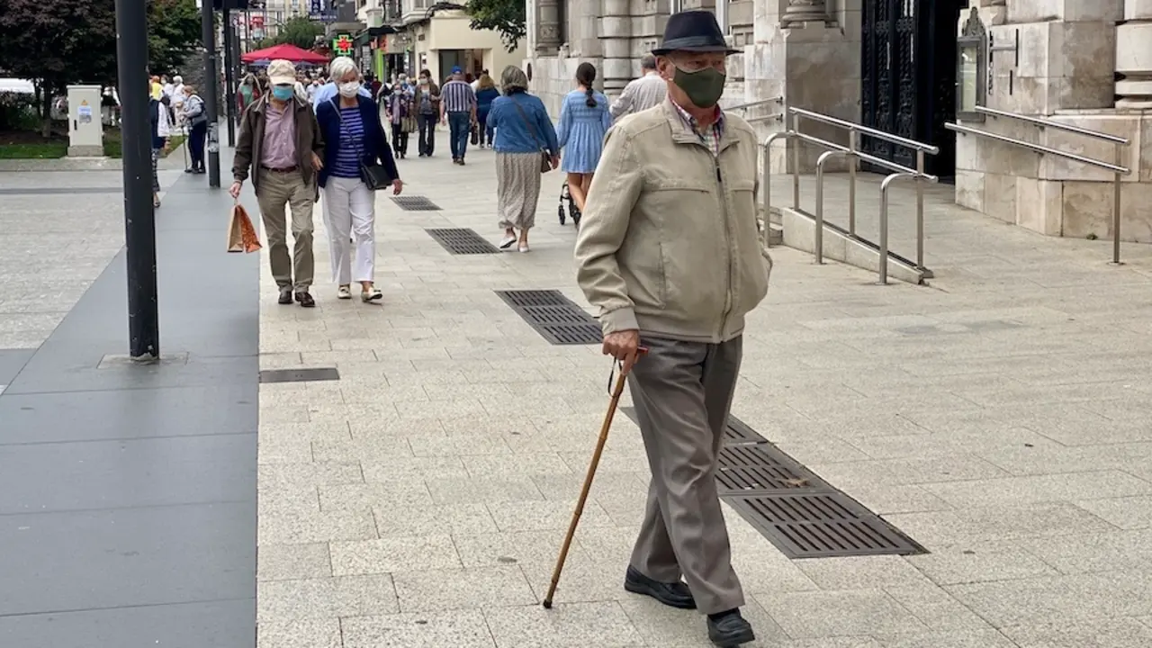 Varias personas de avanzada edad por el centro de las calles de Santander. / Hardy