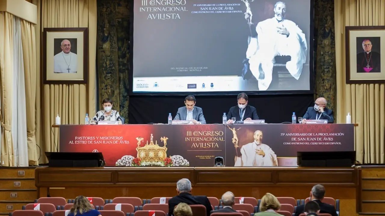 Una de las ponencias en el III Congreso Internacional Avilista.