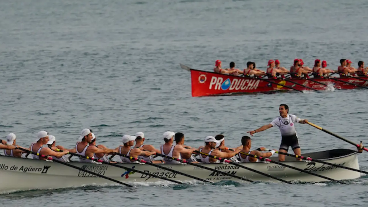 &lsquo;La Marinera&rsquo; y la &lsquo;Pedre&ntilde;era&rsquo;, en plena regata. / Hardy