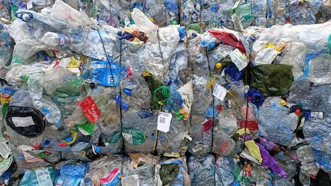 Botellas de PET preparadas en balas, identificadas cada una con una etiqueta de Ecoembes con c&oacute;digo QR para asegurar la trazabilidad de cada envase.