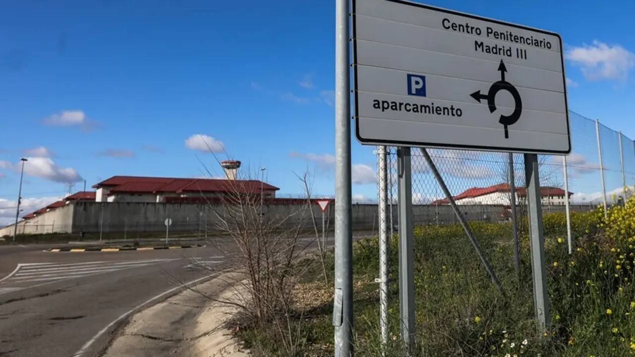 Archivo - Un cartel indica la direcci&oacute;n a la entrada de la C&aacute;rcel de Valdemoro, en Madrid
