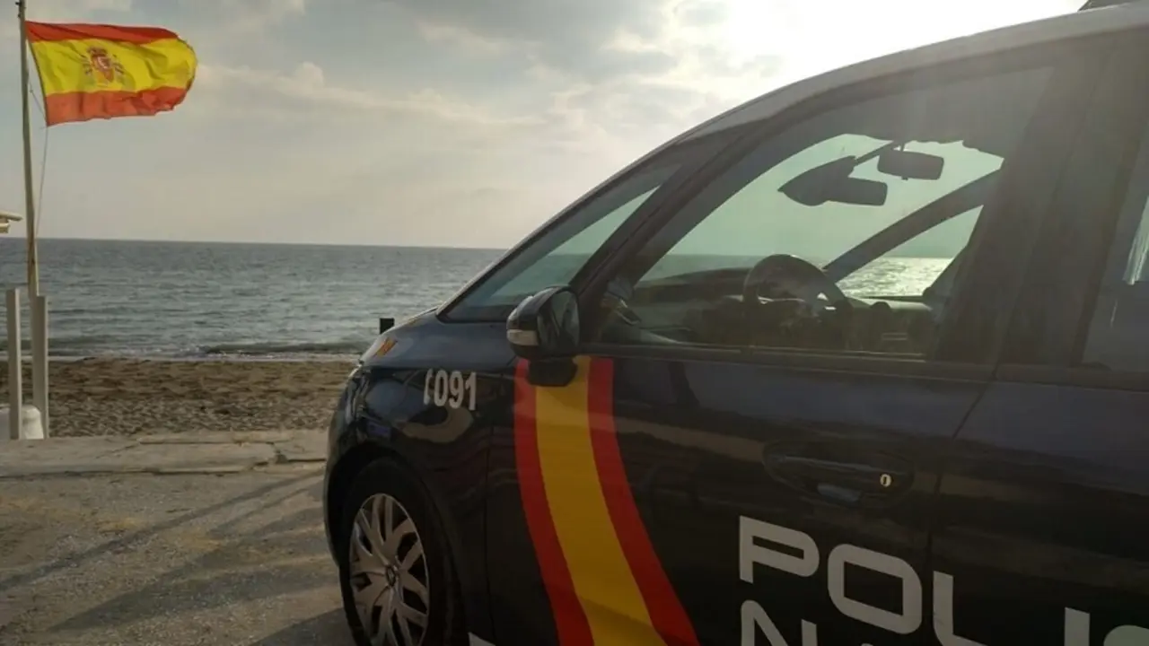 Archivo - Un coche de la Polic&iacute;a Nacional en Marbella (M&aacute;laga)