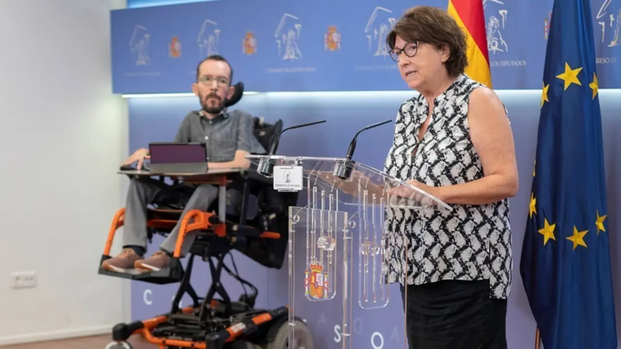 El portavoz de Unidas Podemos en el Congreso, Pablo Echenique, y la portavoz de Sanidad de Unidas Podemos en el Congreso, Rosa Medel, intervienen en una rueda de prensa en el Congreso de los Diputados, a 1 de julio de 2021, en Madrid (Espa&ntilde;a). Durante su 