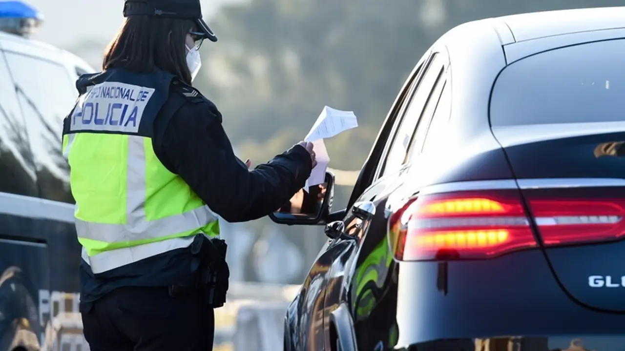 Archivo - Una agente de la Polic&iacute;a Nacional en un control en C&aacute;ceres