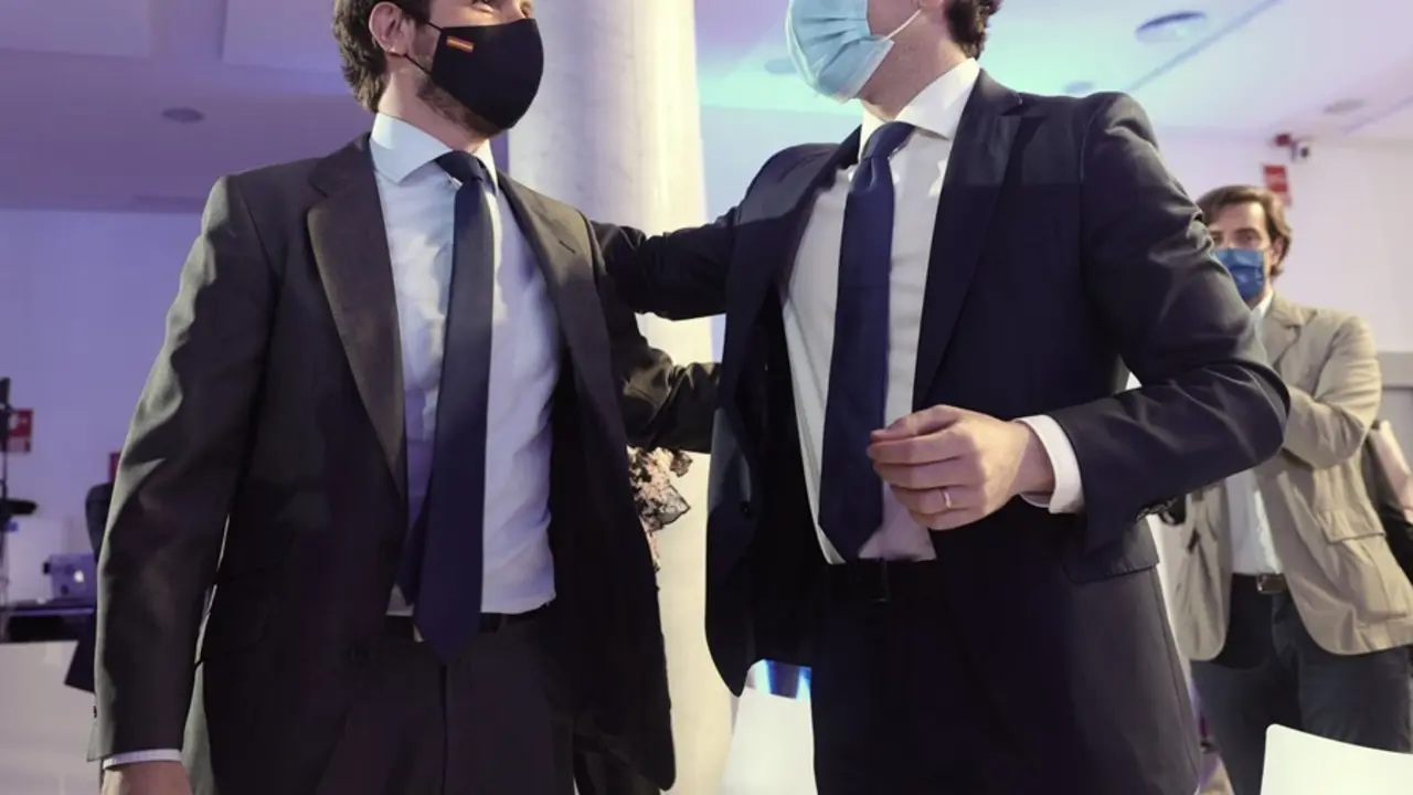 El l&iacute;der del PP, Pablo Casado , conversa con el secretario general del Partido Popular, Teodoro Garc&iacute;a Egea. En Madrid, a 14 de junio de 2021.