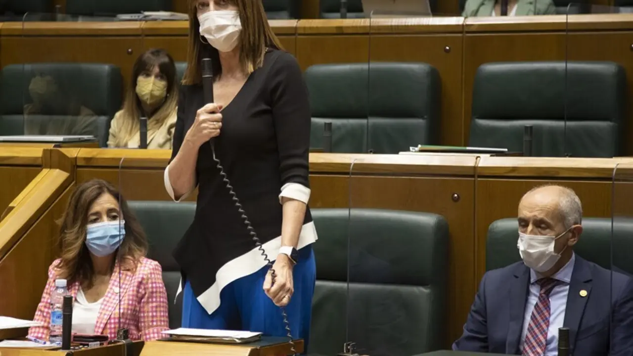 La vicelehendakari segunda y consejera de Trabajo y Empleo, Idoia Mendia, en el Parlamento