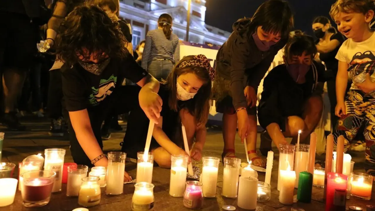 Varias personas participan en una concentraci&oacute;n feminista en la Puerta del Sol en repulsa por "todos los feminicidios", a 11 de junio de 2021, en Madrid (Espa&ntilde;a). Esta es una de las protestas feministas que se han convocado hoy, un d&iacute;a despu&eacute;s de que la G