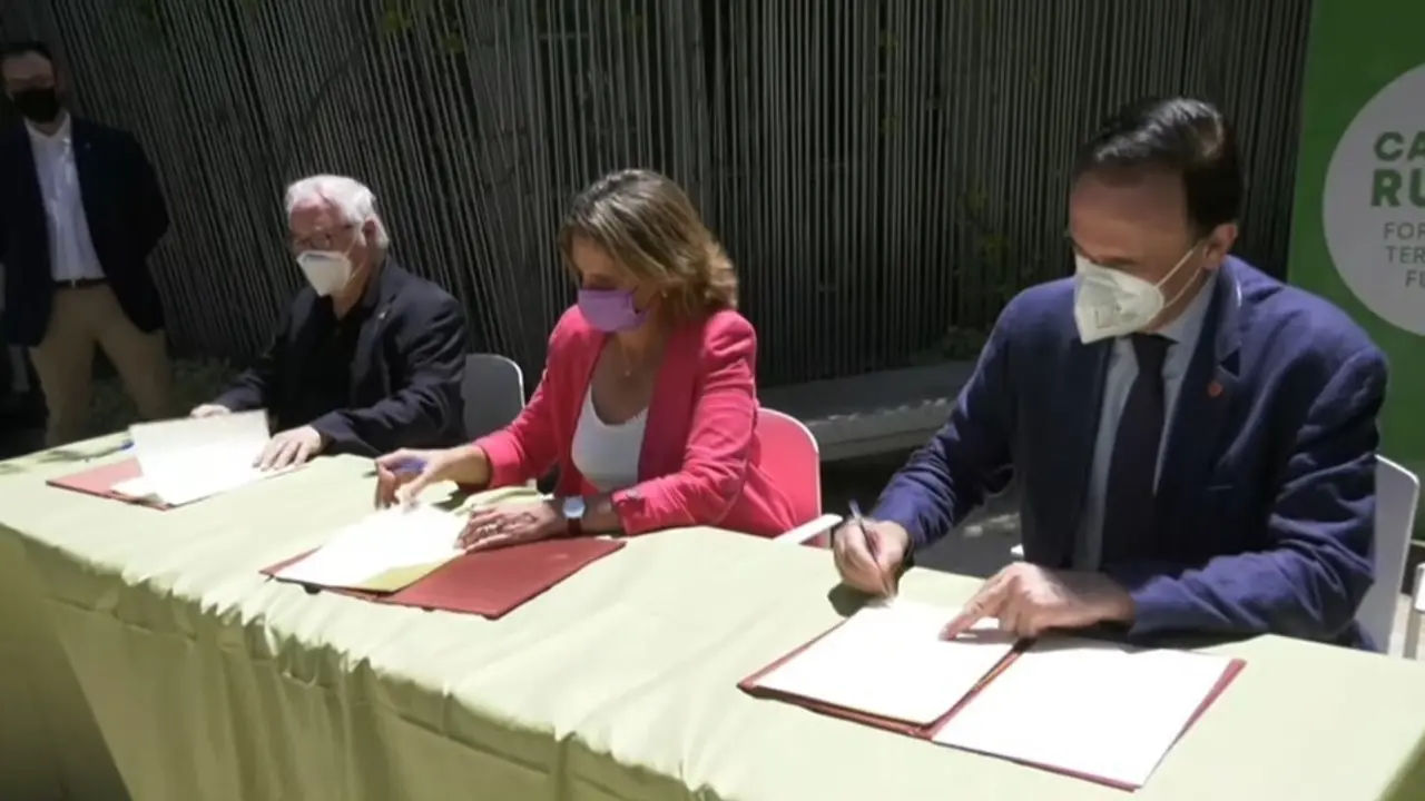 De izquierda a derecha: el ministro de Universidades, Manuel Castells; la ministra para la Transici&oacute;n Ecol&oacute;gica y el Reto Demogr&aacute;fico, Teresa Ribera; y el presidente de Crue, Jos&eacute; Carlos G&oacute;mez Villamandos, en la presentaci&oacute;n de Campus Rural