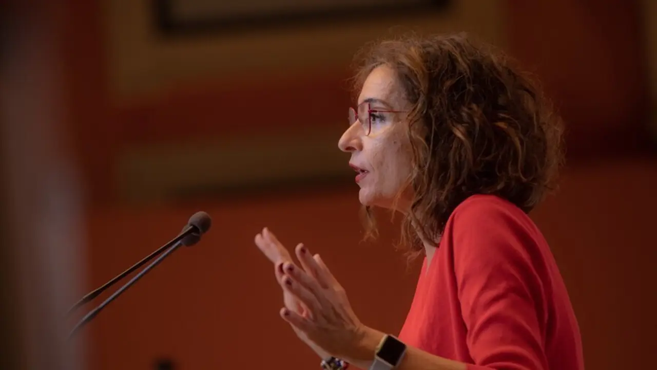 La ministra de Hacienda y portavoz del Gobierno, Mar&iacute;a Jes&uacute;s Montero, durante su intervenci&oacute;n en los Encuentros SER Andaluc&iacute;a donde ha sido presentada por el alcalde de Sevilla y candidato del PSOE-A a la Presidencia de la Junta, Juan Espadas. A 01 de jul
