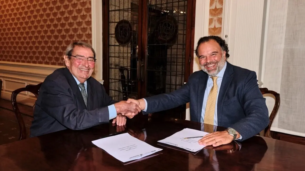 Fernando de Yarza L&oacute;pez-Madrazo, presidente de la AMI, y el presidente de la FAEB, Alejandro Echevarr&iacute;a Busquet, firman un acuerdo de colaboraci&oacute;n