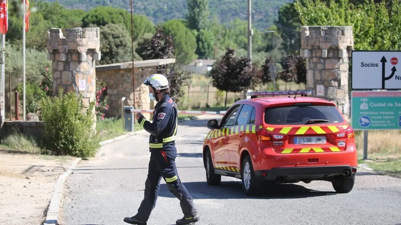 Un polic&iacute;a para a un coche del 112 en la urbanizaci&oacute;n de la ciudad San Ram&oacute;n pr&oacute;xima al pantano de San Juan.