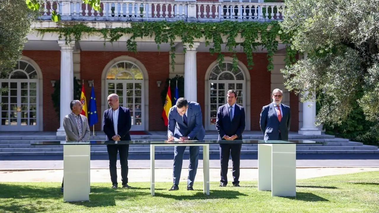 El presidente del Gobierno, Pedro S&aacute;nchez (c) firma el acuerdo del Ejecutivo nacional con los agentes sociales para reformar las pensiones con la presencia de (i-d) el secretario general de UGT, Pepe &Aacute;lvarez; el secretario general de CCOO, Unai Sordo; el 