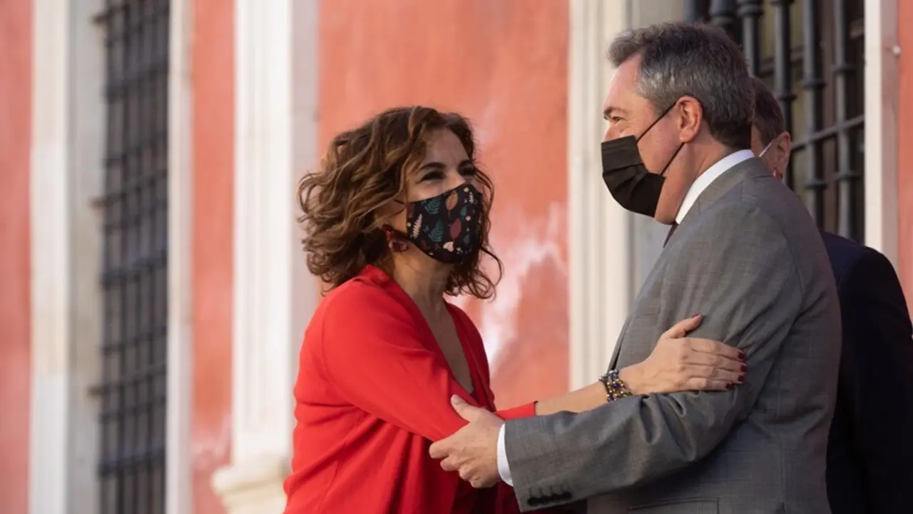 La ministra de Hacienda y portavoz del Gobierno, Mar&iacute;a Jes&uacute;s Montero (i), durante su intervenci&oacute;n en los Encuentros SER Andaluc&iacute;a donde ha sido presentada por el alcalde de Sevilla y candidato del PSOE-A a la Presidencia de la Junta, Juan Espadas (d). A 0