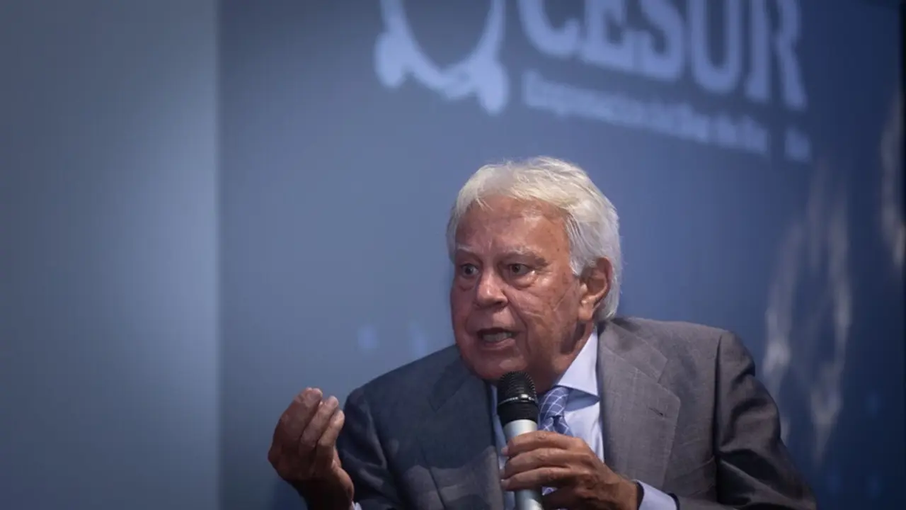 El expresidente del gobierno de Espa&ntilde;a, Felipe G&oacute;nzalez, interviene el el acto donde se le entrega el galard&oacute;n al Mejor Embajador de &aacute;mbito no econ&oacute;mico. de los Premios Empresariales del Sur de Espa&ntilde;a que organiza la Asociaci&oacute;n de Empresarios del Sur de E