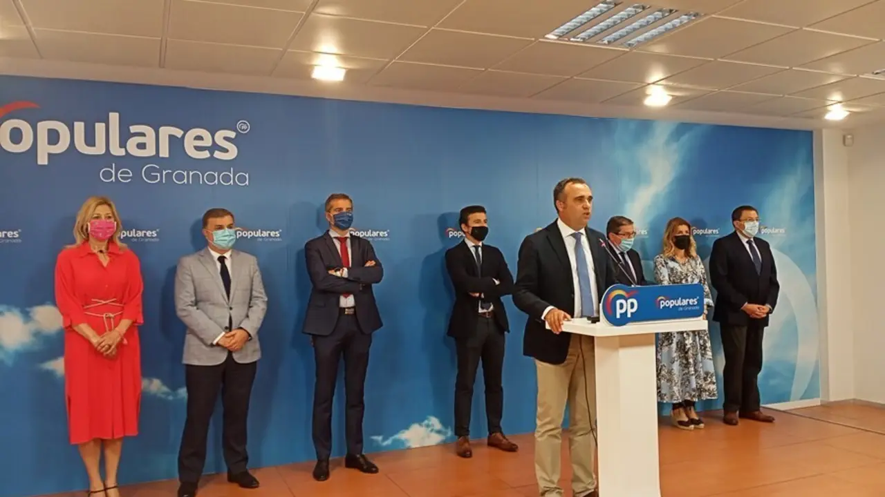 Imagen de archivo de la rueda de prensa en la que el presidente provincial del PP de Granada, Francisco Rodr&iacute;guez, anunci&oacute; la salida de los concejales del PP del equipo de gobierno local.