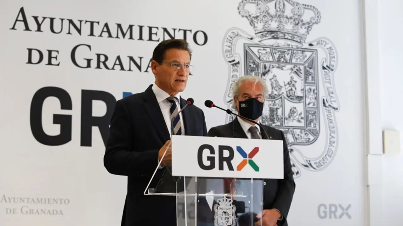 El alcalde de Granada, Luis Salvador, durante la rueda de prensa