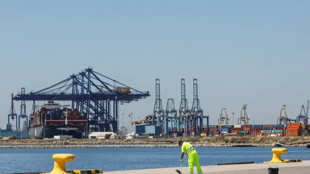 Un hombre trabajando en las instalaciones del Puerto de Valencia