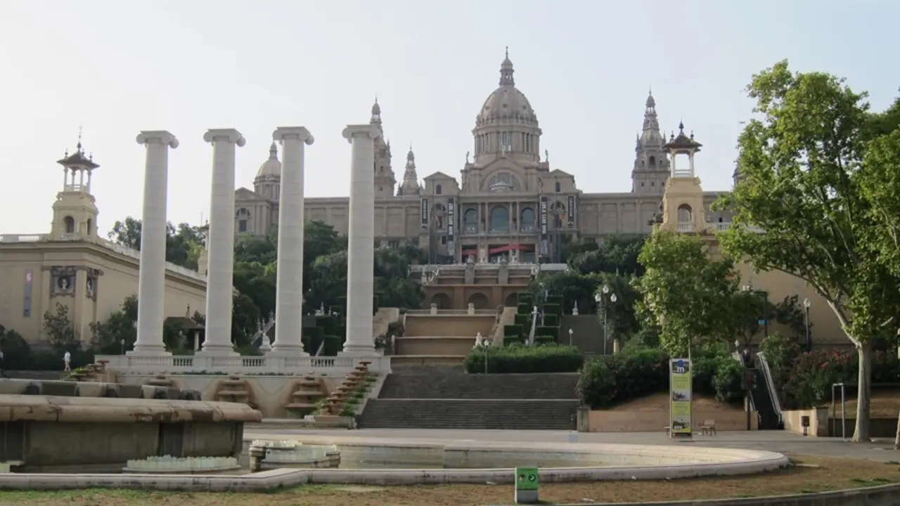 Archivo - Quatre Columnes/Cuatro Columnas Frente Al Museu Nacional D'art De Catalunya MNAC